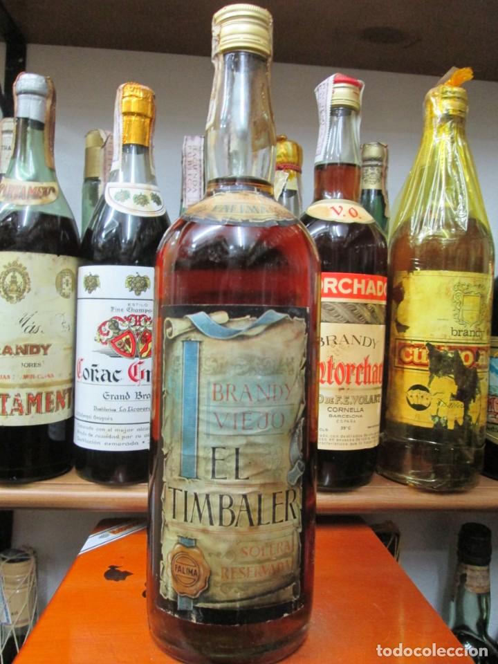 Coleccionismo de vinos y licores: ANTIGUA BOTELLA BRANDY CO&Ntilde;AC, VIEJO EL TIMBALER, DE IMPUESTO DE 4 PTS. DECADA 60-70