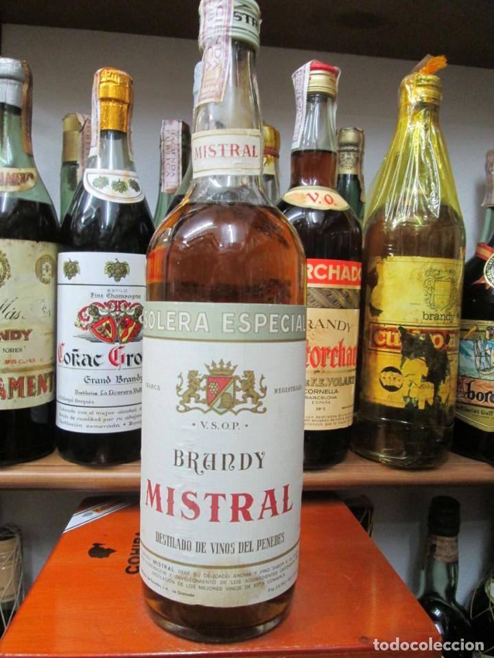 Coleccionismo de vinos y licores: ANTIGUA BOTELLA BRANDY CO&Ntilde;AC, MISTRAL V.S.O.P., DE IMPUESTO DE 4 PTS. DECADA 60-70