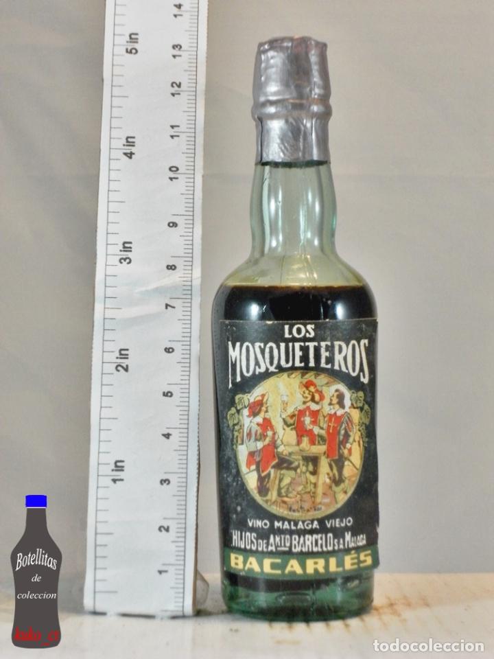 Sammlung von Weinen und Lik&ouml;ren: BOTELLITA BOTELLIN LOS MOSQUETEROS VINO MALAGA BACARLES HIJOS ANTONIO BARCELO MALAGA
