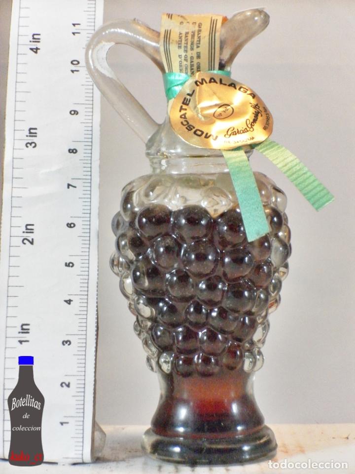 Sammlung von Weinen und Lik&ouml;ren: BOTELLITA BOTELLIN GOMARA MOSCATEL MALAGA GARCIA GOMARA S.A. MALAGA FIGURA RACIMO