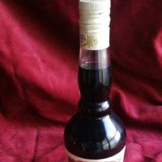 Coleccionismo de vinos y licores: BOTELLA FINE CREME DE CASSIS, ( GROSELLA NEGRA) AÑOS 70. Lote 193718150