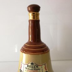 Coleccionismo de vinos y licores: ANTIGUA BOTELLA DE WHISKY BELL´S SPECIALLY SELECTED 1970S PRECINTADA
