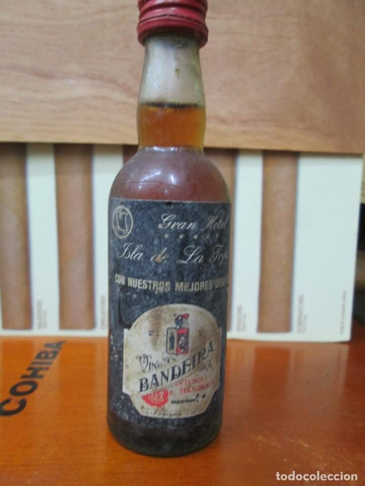 Sammlung von Weinen und Lik&ouml;ren: ANTIGUO BOTELLIN, BANDEIRA VINO, GRAN HOTEL ISLA DE LA TOJA.