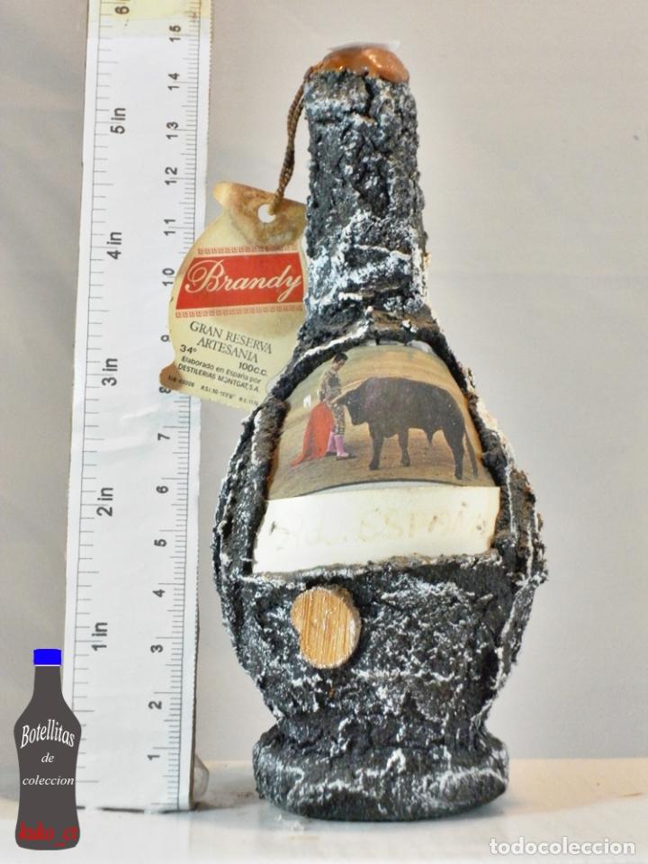 Coleccionismo de vinos y licores: BOTELLITA BOTELLIN BRANDY TOROS DESTILERIAS MONTGAT S.A. FIGURA