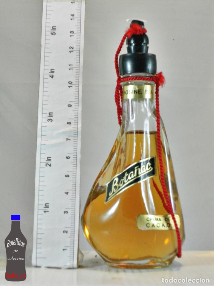 Sammlung von Weinen und Lik&ouml;ren: BOTELLITA BOTELLIN CREMA DE CACAO BOTA&Ntilde;AC DESTILERIAS ROGINE FORMA DE BOTA