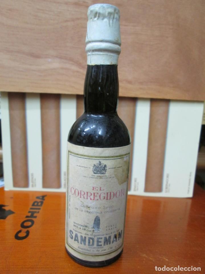 Sammlung von Weinen und Lik&ouml;ren: ANTIGUO BOTELLIN, EL CORREGIDOR OLOROSO SECO DE SANDEMAN