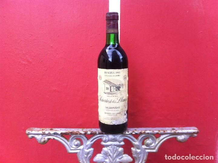 Sammlung von Weinen und Lik&ouml;ren: BOTELLA DE VINO. SE&Ntilde;OR&Iacute;O DE LOS LLANOS. VALDEPE&Ntilde;AS. RESERVA 1981