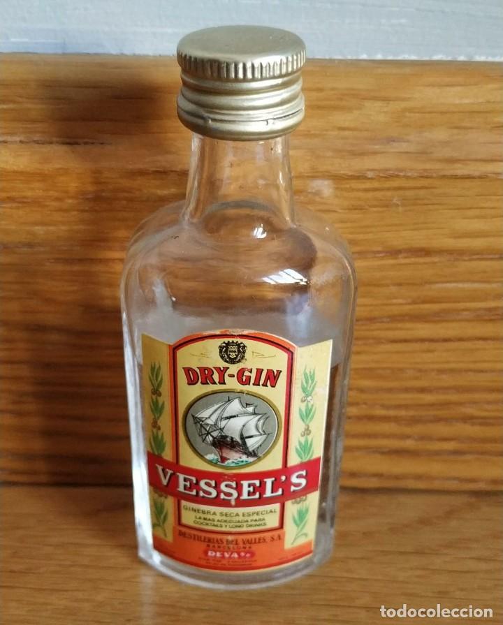 Coleccionismo de vinos y licores: BOTELLIN DRY-GIN VESSEL'S. GINEBRA SECA. DESTILER&Iacute;AS DEL VALLES. BARCELONA.
