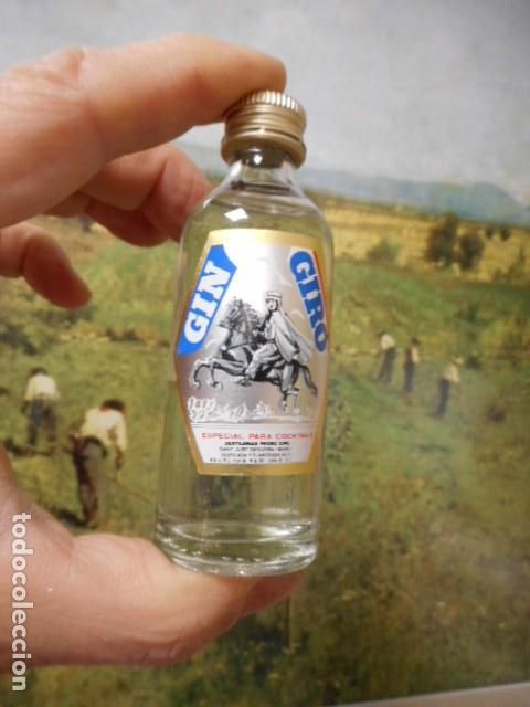 Sammlung von Weinen und Lik&ouml;ren: Botellin miniatura Gin Gir&oacute; / Sello impuesto una peseta / Ginebra / Lleno