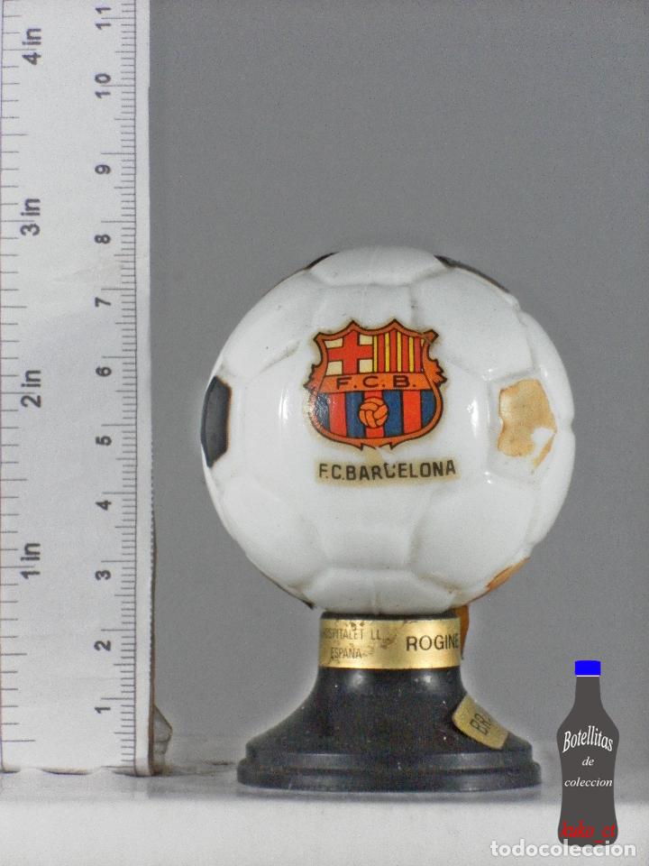 Coleccionismo de vinos y licores: BOTELLITA BOTELLIN FIGURA BALON F. C. BARCELONA BRANDY ROGINE