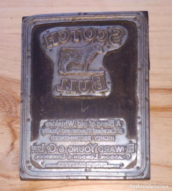 Coleccionismo de vinos y licores: RARA. ANTIGUA PLANCHA DE IMPRENTA WHISKY SCOTCH BULL. EMBOTELLADO TARRAGONA.