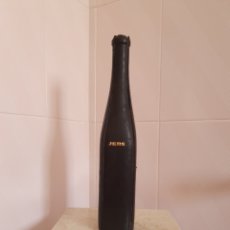 Coleccionismo de vinos y licores: ANTIGUA BOTELLA DE VINO DE JEREZ FORRADA