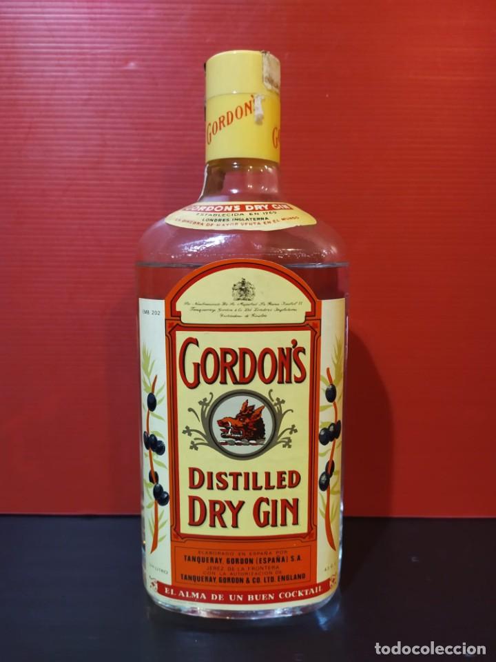 Coleccionismo de vinos y licores: Botella antigua de ginebra Gordon's dry gin cristal A&ntilde;os 70