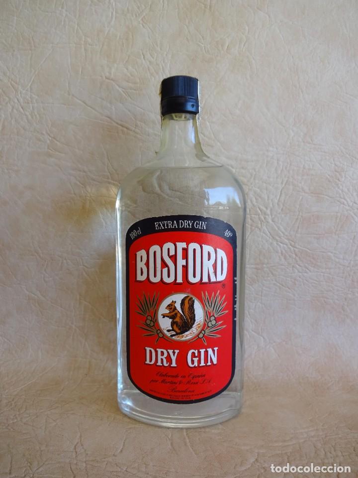 Coleccionismo de vinos y licores: Antigua botella de ginebra Bosford de Martini and Rossi sin abrir sello 8 ptas