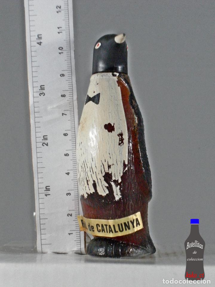 Coleccionismo de vinos y licores: BOTELLITA BOTELLIN LICOR RECUERDO DE CATALUNYA FORMA DE PINGUINO