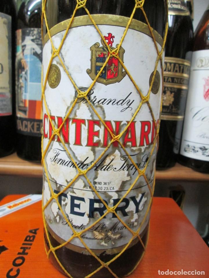 Coleccionismo de vinos y licores: ANTIGUA BOTELLA BRANDY CO&Ntilde;AC, CENTENARIO TERRY - Foto 2
