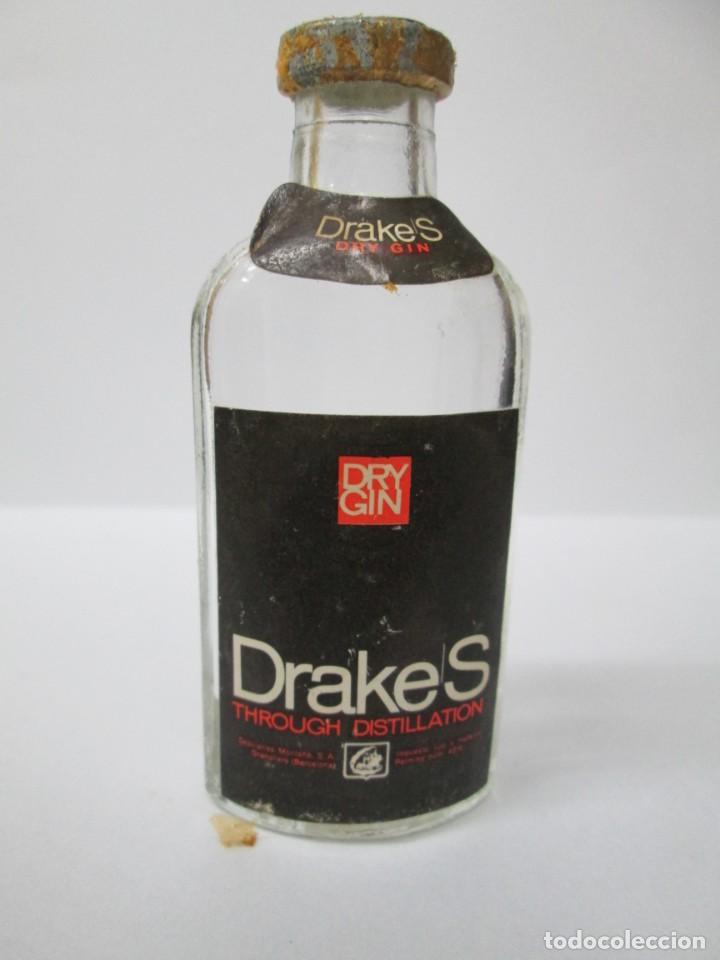 Coleccionismo de vinos y licores: ANTIGUO BOTELLIN BRANDY CO&Ntilde;AC, DRY GIN DRAKES