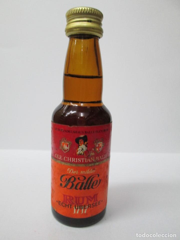 Coleccionismo de vinos y licores: ANTIGUO BOTELLIN BRANDY CO&Ntilde;AC, PER MILDE BALLE RUM 1717
