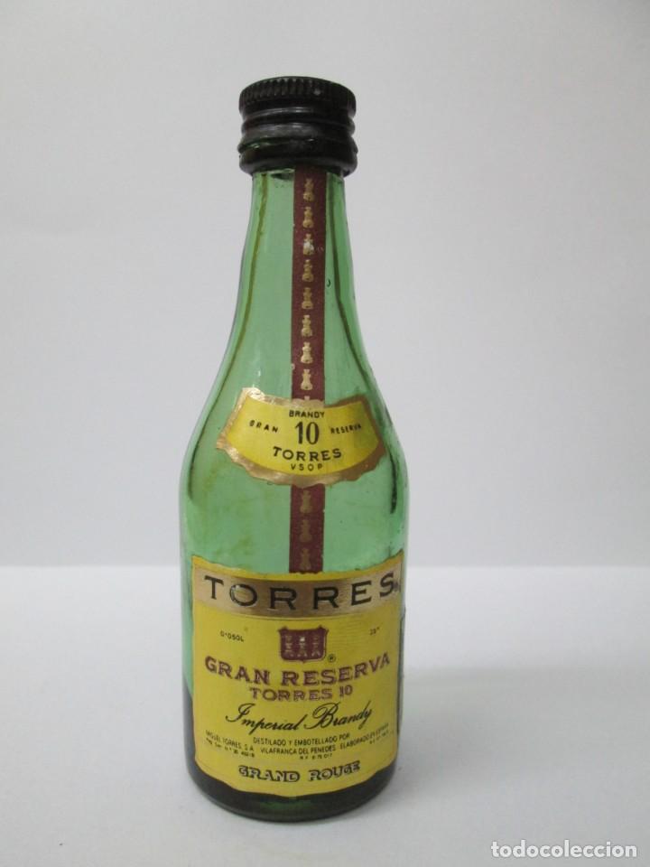 Coleccionismo de vinos y licores: ANTIGUO BOTELLIN BRANDY CO&Ntilde;AC, TORRES 10 A&Ntilde;OS