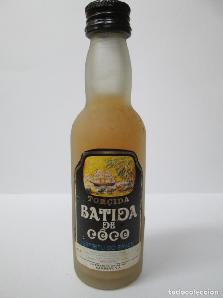 Coleccionismo de vinos y licores: ANTIGUO BOTELLIN BRANDY CO&Ntilde;AC, TORCIDA BATIDA DE COCO