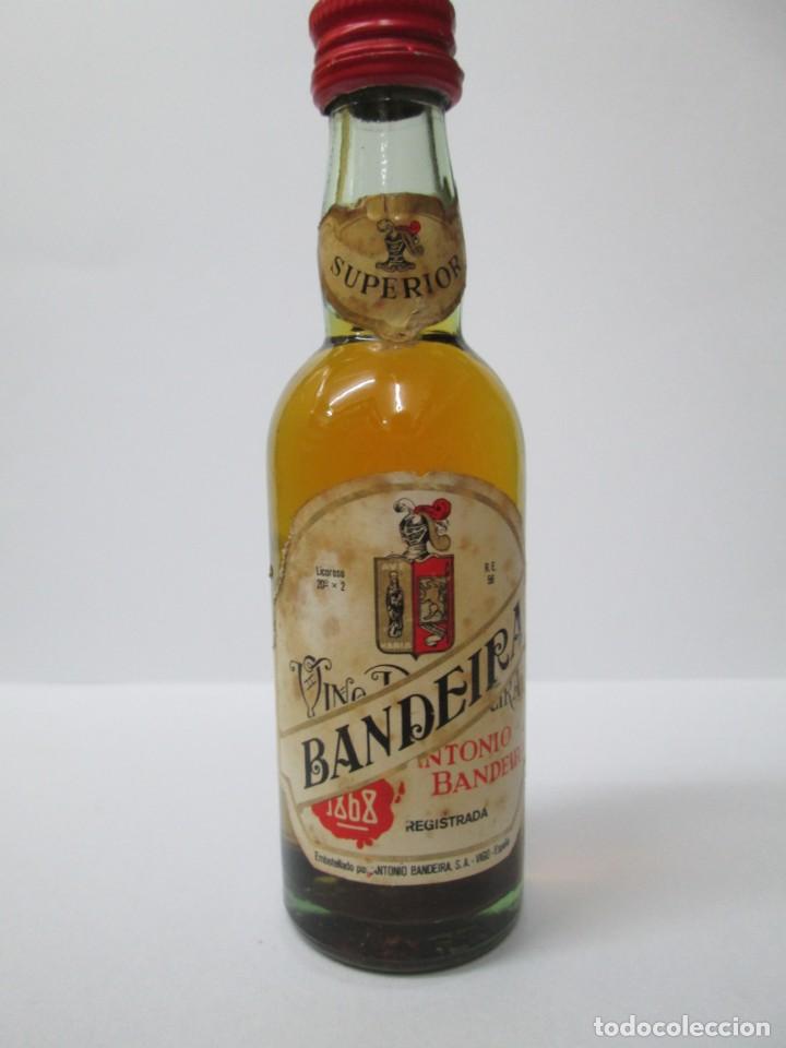 Coleccionismo de vinos y licores: ANTIGUO BOTELLIN BRANDY CO&Ntilde;AC, VINO BANDEIREAS