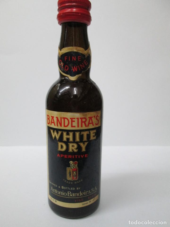 Coleccionismo de vinos y licores: ANTIGUO BOTELLIN BRANDY CO&Ntilde;AC, BANDEIRAS WHITE DRY APERITIVE