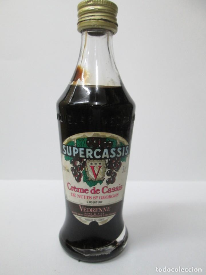 Coleccionismo de vinos y licores: ANTIGUO BOTELLIN BRANDY CO&Ntilde;AC, SUPERCASSIS CREME DE CASSIS