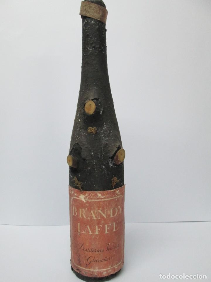 Coleccionismo de vinos y licores: ANTIGUA BOTELLA BRANDY CO&Ntilde;AC, BOTELLA MUY RARA, ESCASAS UNIDADES, LAFFE IMPUESTO 4 PTS DECADA 60-70