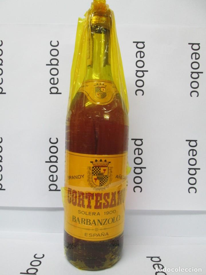 Coleccionismo de vinos y licores: ANTIGUA BOTELLA BRANDY CO&Ntilde;AC, CORTESANA BARBAZOLO SOLERA 1900, IMPUESTO DE 4 PTS, DECADA 60-70