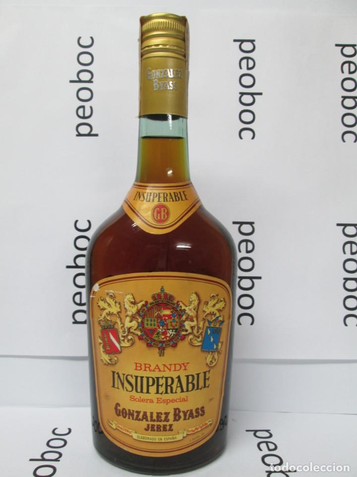 Coleccionismo de vinos y licores: ANTIGUA BOTELLA BRANDY CO&Ntilde;AC, INSUPERABLE, DE IMPUESTO DE 4 PTS, DECADA 60-70.