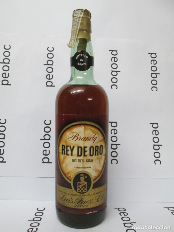 Coleccionismo de vinos y licores: ANTIGUA BOTELLA BRANDY CO&Ntilde;AC, REY DE ORO, IMPUESTO DE 8 PTS, DECADA 70-80