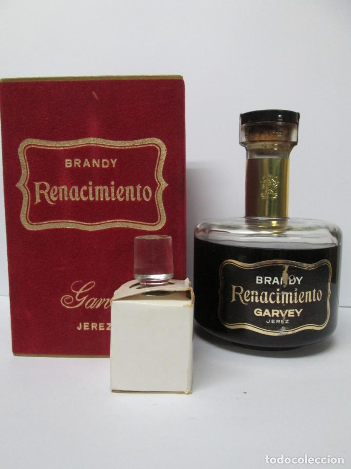 Coleccionismo de vinos y licores: ANTIGUA BOTELLA BRANDY CO&Ntilde;AC, RENACIMIENTO DE GARVEY, IMPUESTO DE 8 PTS, DECADA 60. 70