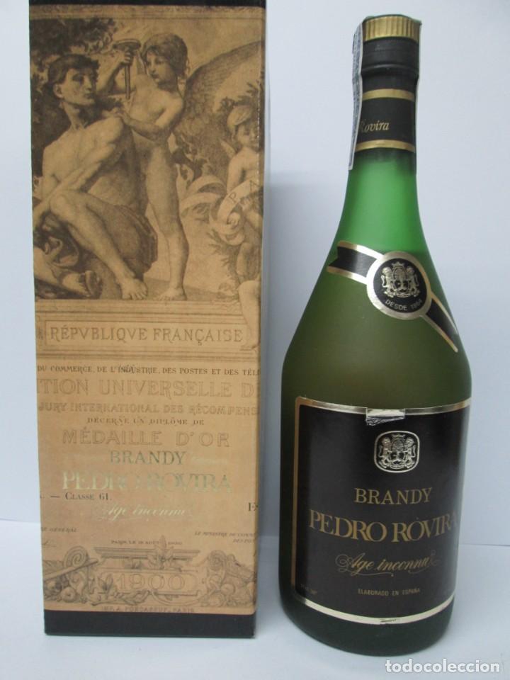 Coleccionismo de vinos y licores: ANTIGUA BOTELLA BRANDY CO&Ntilde;AC, PEDRO ROVIRA, IMPUESTO DE 8 PTSA. DECADA 70-80