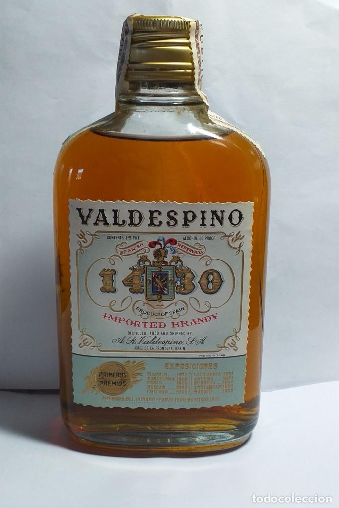 Coleccionismo de vinos y licores: ANTIGUA BOTELLA BRANDY CO&Ntilde;AC, VALDESPINO IMPORTED, PETACA IMPUESTO DE 4 PTS, DECADA 60-70