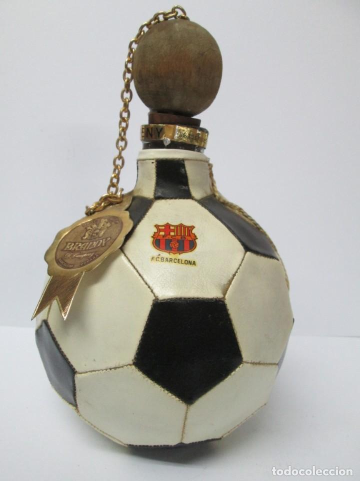 Coleccionismo de vinos y licores: ANTIGUA BOTELLA BRANDY CO&Ntilde;AC, BALON. F.C. BARCELONA, LLENA DE CAMPENY