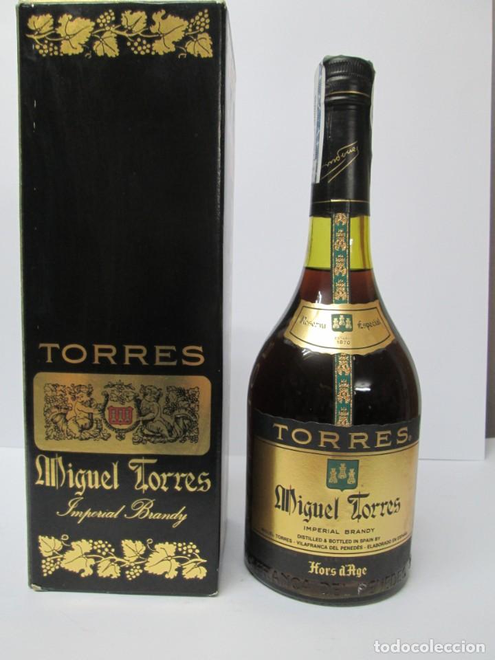 Coleccionismo de vinos y licores: ANTIGUA BOTELLA BRANDY CO&Ntilde;AC, TORRES, MIGUEL TORRES, IMPUESTO DE 8 PTS, DECADA 70-80