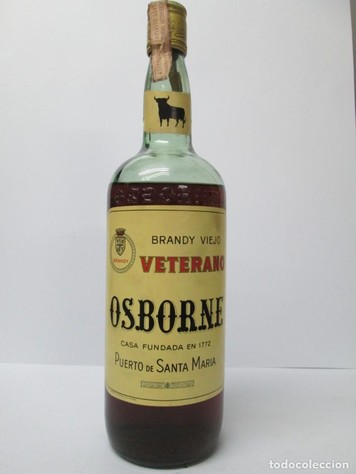Coleccionismo de vinos y licores: ANTIGUA BOTELLA BRANDY CO&Ntilde;AC, VIEJO VETERANO OSBORNE, IMPUESTO DE 4 PTS, DECADA 60-70