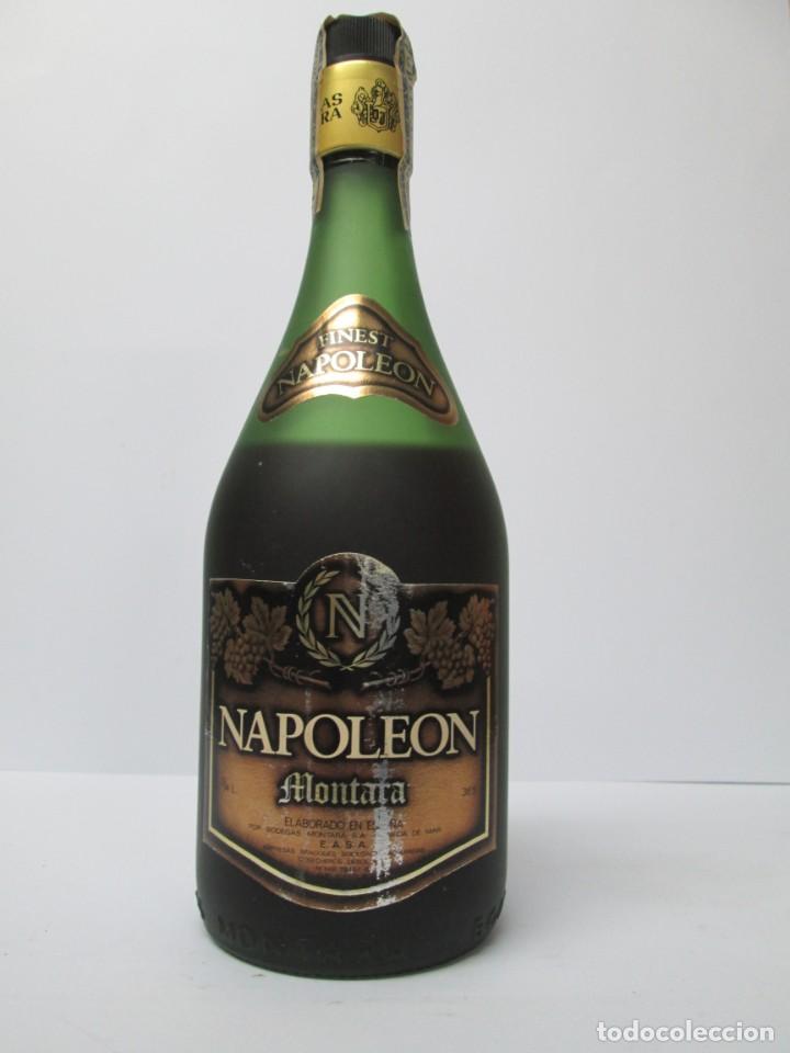 Coleccionismo de vinos y licores: ANTIGUA BOTELLA BRANDY CO&Ntilde;AC,NAPOLEON MONTARA, IMPUESTO DE 8 PTS, DECADA 70-80