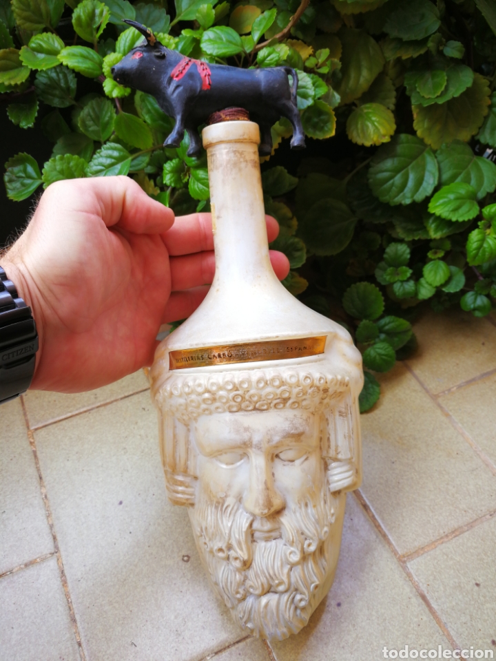 Coleccionismo de vinos y licores: ANTIGUA BOTELLA GINEBRA LIBERO (DESTILER&Iacute;AS CARB&Oacute; VENDRELL) DOS CARAS+ TAP&Oacute;N TAURINO.