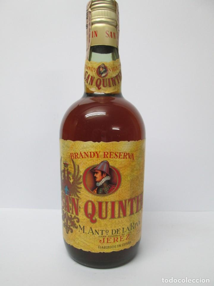 Coleccionismo de vinos y licores: ANTIGUA BOTELLA BRANDY CO&Ntilde;AC, SAN QUINTIN, IMPUESTO DE 4 PTS, DECADA 60-70