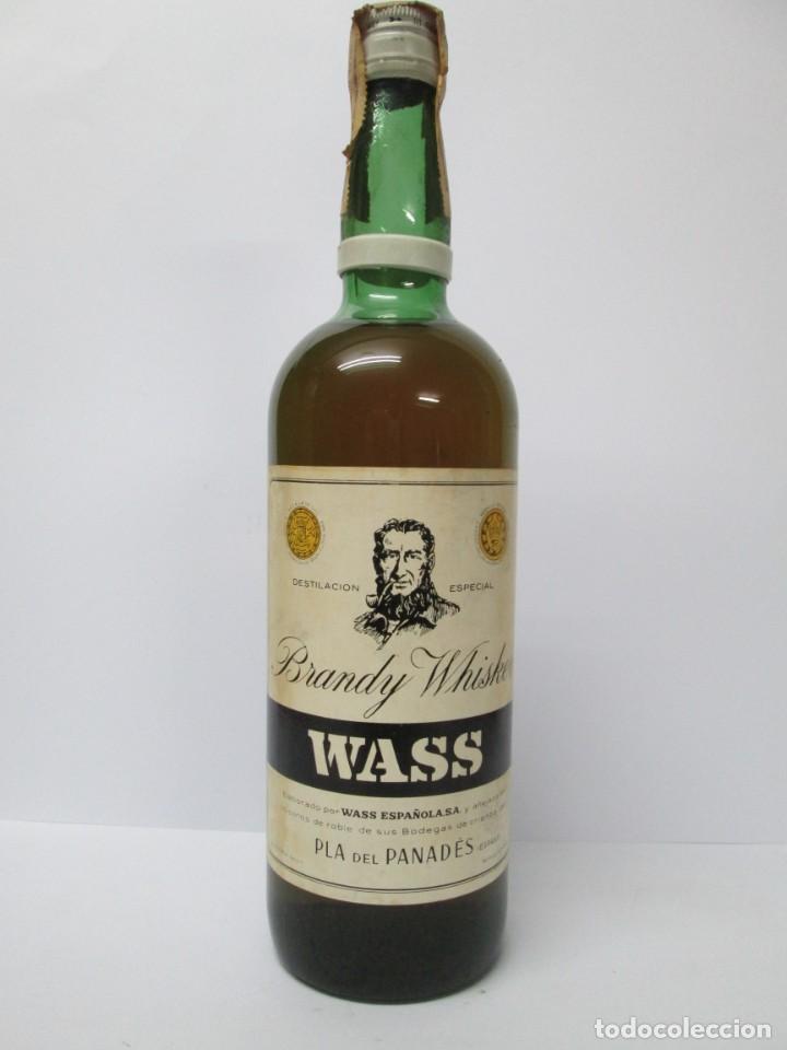 Coleccionismo de vinos y licores: ANTIGUA BOTELLA BRANDY CO&Ntilde;AC WASS, IMPUESTO DE 4 PTS, DECADA 60-70