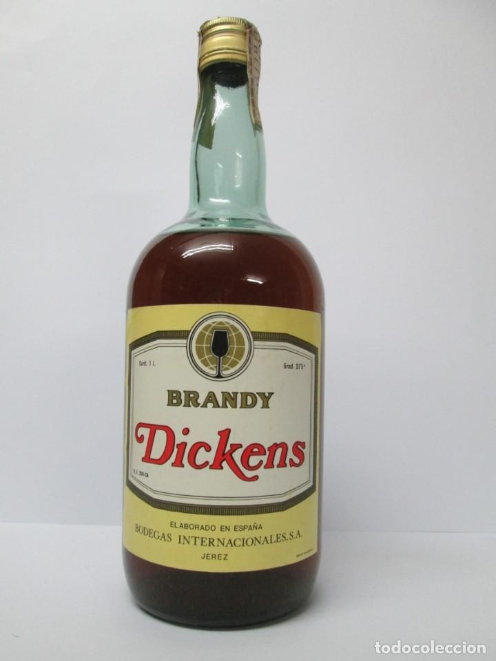 Coleccionismo de vinos y licores: ANTIGUA BOTELLA BRANDY CO&Ntilde;AC, DICKENS, IMPUESTO DE 4 PTS. DECADA 60.70