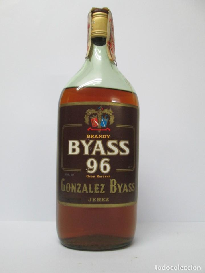 Coleccionismo de vinos y licores: ANTIGUA BOTELLA BRANDY CO&Ntilde;AC, BYASS 96 GRAN RESERVA, IMPUESTO DE 4 PTS, DECADA 60-70
