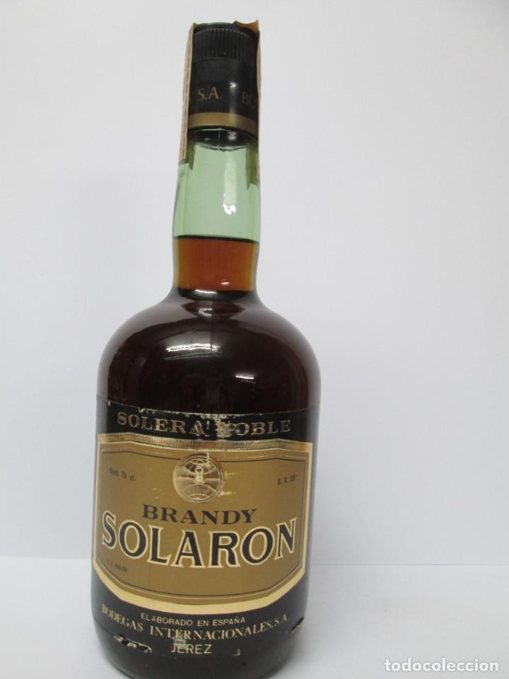 Coleccionismo de vinos y licores: ANTIGUA BOTELLA BRANDY CO&Ntilde;AC,SOLARON, IMPUESTO DE 4 PTS,DECADA 60-70