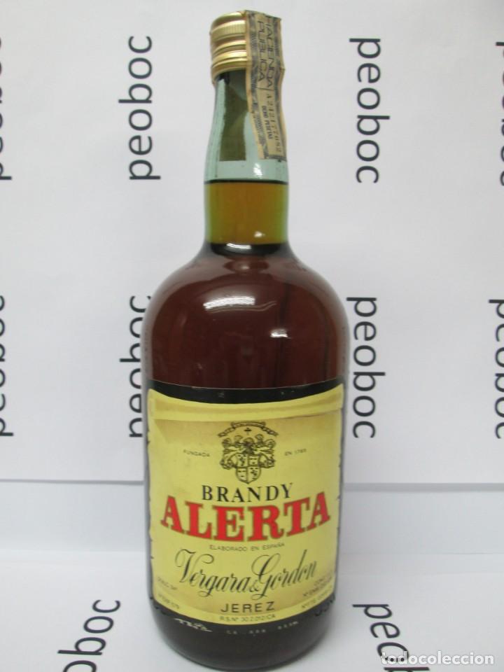 Coleccionismo de vinos y licores: ANTIGUA BOTELLA BRANDY CO&Ntilde;AC, ALERTA, DE IMPUESTO DE 8 PTS, DECADA 70-80