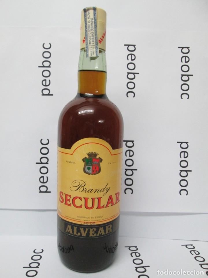 Coleccionismo de vinos y licores: ANTIGUA BOTELLA BRANDY CO&Ntilde;AC, SECULAR DE ALVEAR, IMPUESTO DE 8 PTS, DECADA 70-80