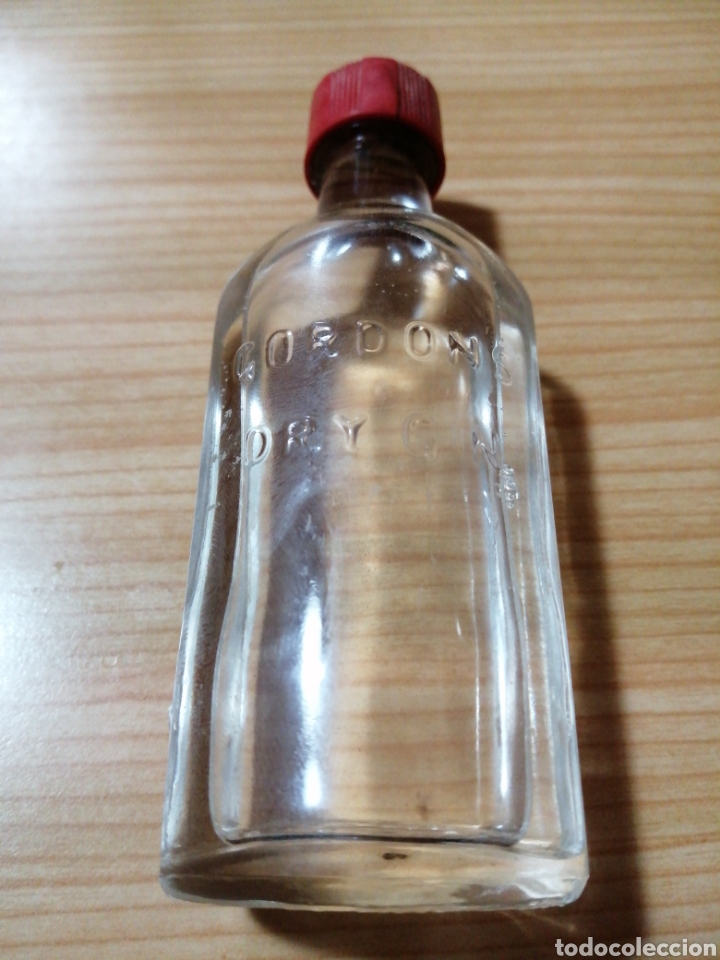 Coleccionismo de vinos y licores: ANTIGUO BOTELL&Iacute;N LLENO DE GINEBRA GORDON'S. LLENA