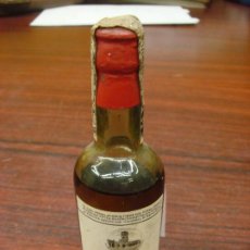 Coleccionismo de vinos y licores: ANTIGUO BOTELLIN OLOROSO “LEBRERO”. LLENA Y SIN ABRIR. JEREZ. PRECINTO 0,25PTAS. C1970