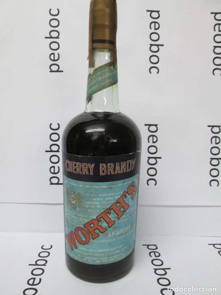 Coleccionismo de vinos y licores: ANTIGUA BOTELLA BRANDY CO&Ntilde;AC, CHERRY BRANDY WORTH'S, IMPUESTO DE 4 PTS, DECADA 60-70