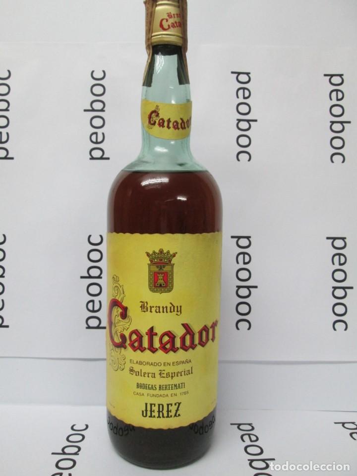 Coleccionismo de vinos y licores: ANTIGUA BOTELLA BRANDY CO&Ntilde;AC, CATADOR, DE IMPUESTO DE 4 PTS, DECADA 60-70